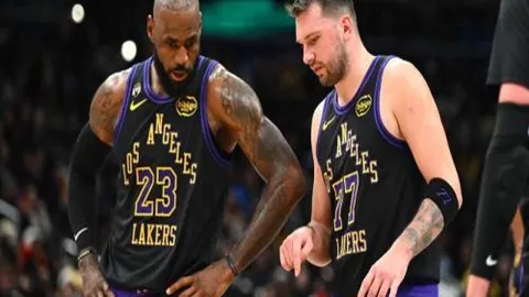 詹皇肘击致独行侠球星受伤，赛场惊现血迹与无辜牙落