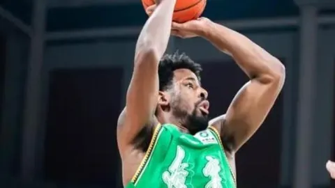 Gavaskar被指质疑印度军旗文字：板球传奇人物引发热议！